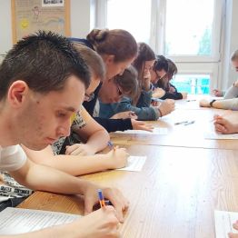 Dzieci uczestnuczą w konkursie wiedzy.