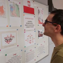 Chłopiec przeczytał na tablicach informacje o historii.