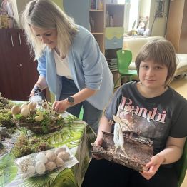Marianka z wychowawcą podczas przygotowywania stroików wielkanocnych. 
