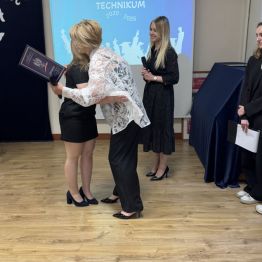 Pani Dyrektor wręcza przytula absolwentkę po wręczeniu jej świadectwa.