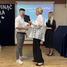 Pani Dyrektor wręcza świadectwo absolwentowi. 