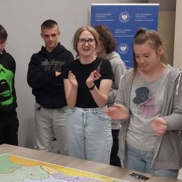 Młodzież cieszy sie z wykonanej pracy. 