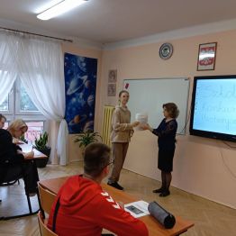 Dziewczynka oddaje gotowy arkusz
