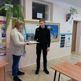 Chłopiec, uczeń szkoły podstawowej napisał test