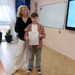 Chłopiec oddaje pracę pisemną