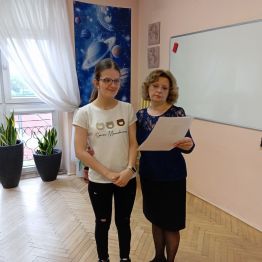 Uczennica oddaje pracę pisemną