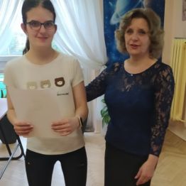 Uczennica oddaje pracę pisemną