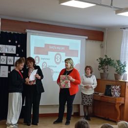Nagrodzeni uczniowie odbierają nagrody za udział w Konkursie 