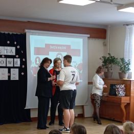 Nagrodzeni uczniowie odbierają nagrody za udział w Konkursie 