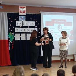 Uczennica odbiera nagrodę za udział w Konkursie 