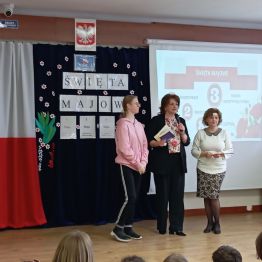 Uczennica odbiera nagrodę za udział w Konkursie 