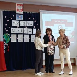 Uczennica odbiera nagrodę za udział w Konkursie 