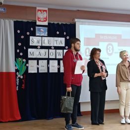 Uczeń odbiera nagrodę za udział w Konkursie 