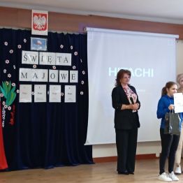 Uczennica odbiera nagrodę za udział w Konkursie 
