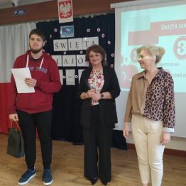 Nagrodzony uczeń technikum z nagrodą i dyplomem