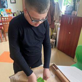 Kacper odbija swoją formę z ciasta.