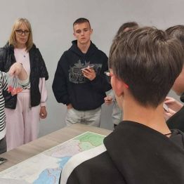 Dziewczęta i chłopcy umieszczają nazwy miast jako miejsca walk, obrony i okupacji. 