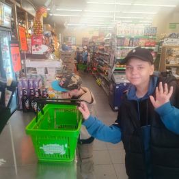 uczniowie klasy  1 b i  2 a na zakupach 