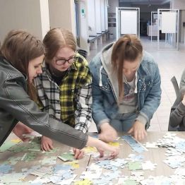 Dziewczęta z wielkim zaangażowaniem ukladają puzzle. 