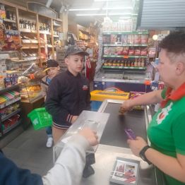  uczniowie klasy  1 b i  2 a na zakupach 