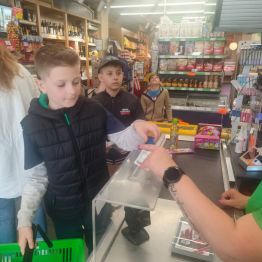 uczniowie klasy  1 b i  2 a na zakupach 