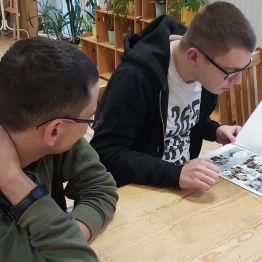 Chłopiec czyta komiks o II wojnie światowej. 
