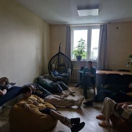 Podopieczni uważnie i z zaciekawieniem słuchają przekazu płynącej z treści bajki.