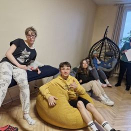 Uczestnicy zajęć pozują do zdjęcia.