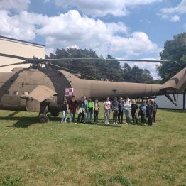 Zdjęcie grupowe wszystkich uczestników przy śmigłowcu Mi-24.