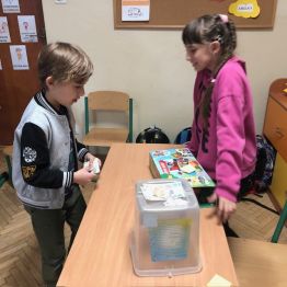 Zabawa w sklep uczniów klasy 1 b  Sp