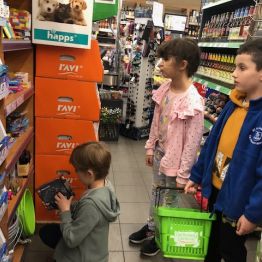  uczniowie klasy  1 b i  2 a na zakupach 