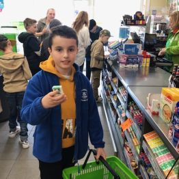  uczniowie klasy  1 b i  2 a na zakupach 