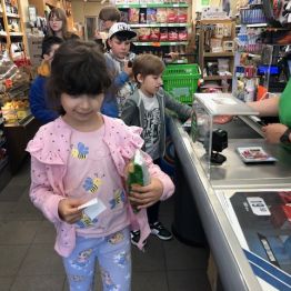  uczniowie klasy  1 b i  2 a na zakupach 