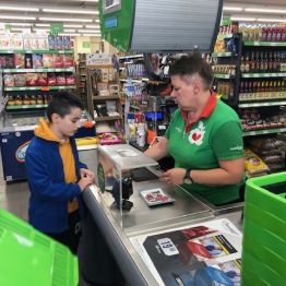  uczniowie klasy  1 b i  2 a na zakupach 