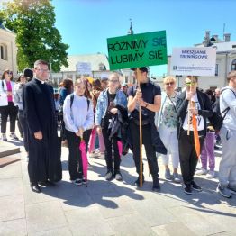Uczniowie z katechetami w radosnym korowodzie