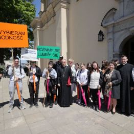 Uczniowie i ksiądz Biskup pod katedrą