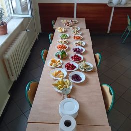 Pokrojone owoce na stołach
