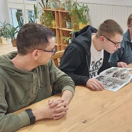 Chłopiec czyta komiks o II wojnie światowej. 