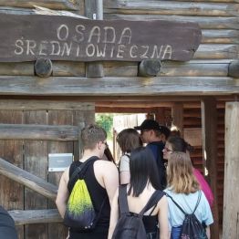 dzieci wchodzą do Osady Średniowiecznej