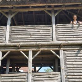 dziewczynka stoi na wieży widokowej w Osadzie Średniowiecznej