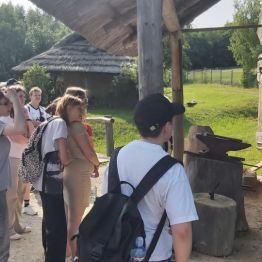 u kowala, dzieci w chacie w której robi się rzeczy z żelaza