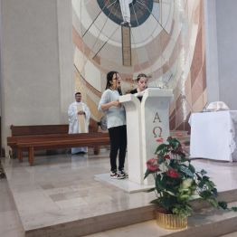Uczennice śpiewają psalm