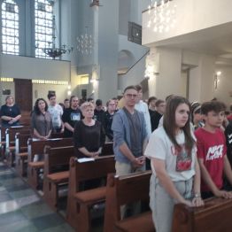 Uczniowie w kościelnych ławkach