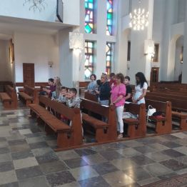 Młodsze klasy z wychowawcami w kościele