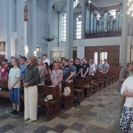 Uczniowie i Dyrekcja w kościele