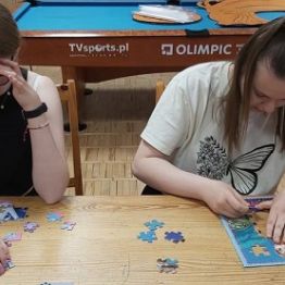 Dziewczynki układają puzzle. 