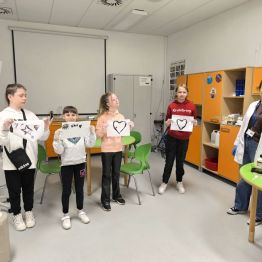 Uczniowie  uczestniczą w eksperymencie