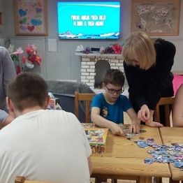 Chłopcy i dziewczyki układają puzzle. 