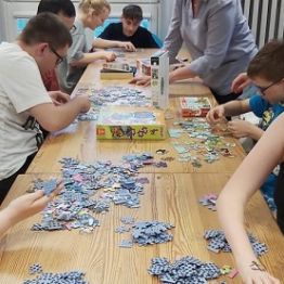 Dziewczynki układają puzzle. 