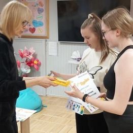 Wręczenie nagrody dziewczętą za zajęcie I miejsca w konkursie. 